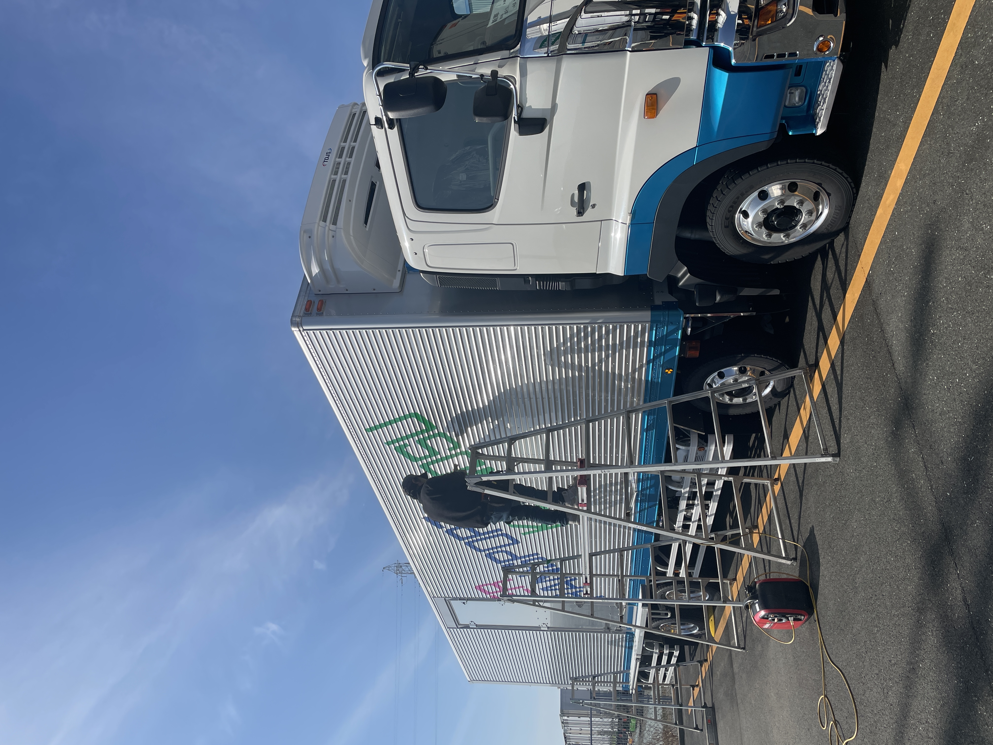 社名文字入れ作業のクローズアップ